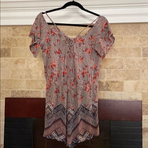 Chloe and Katie romper - Picture 1 of 8